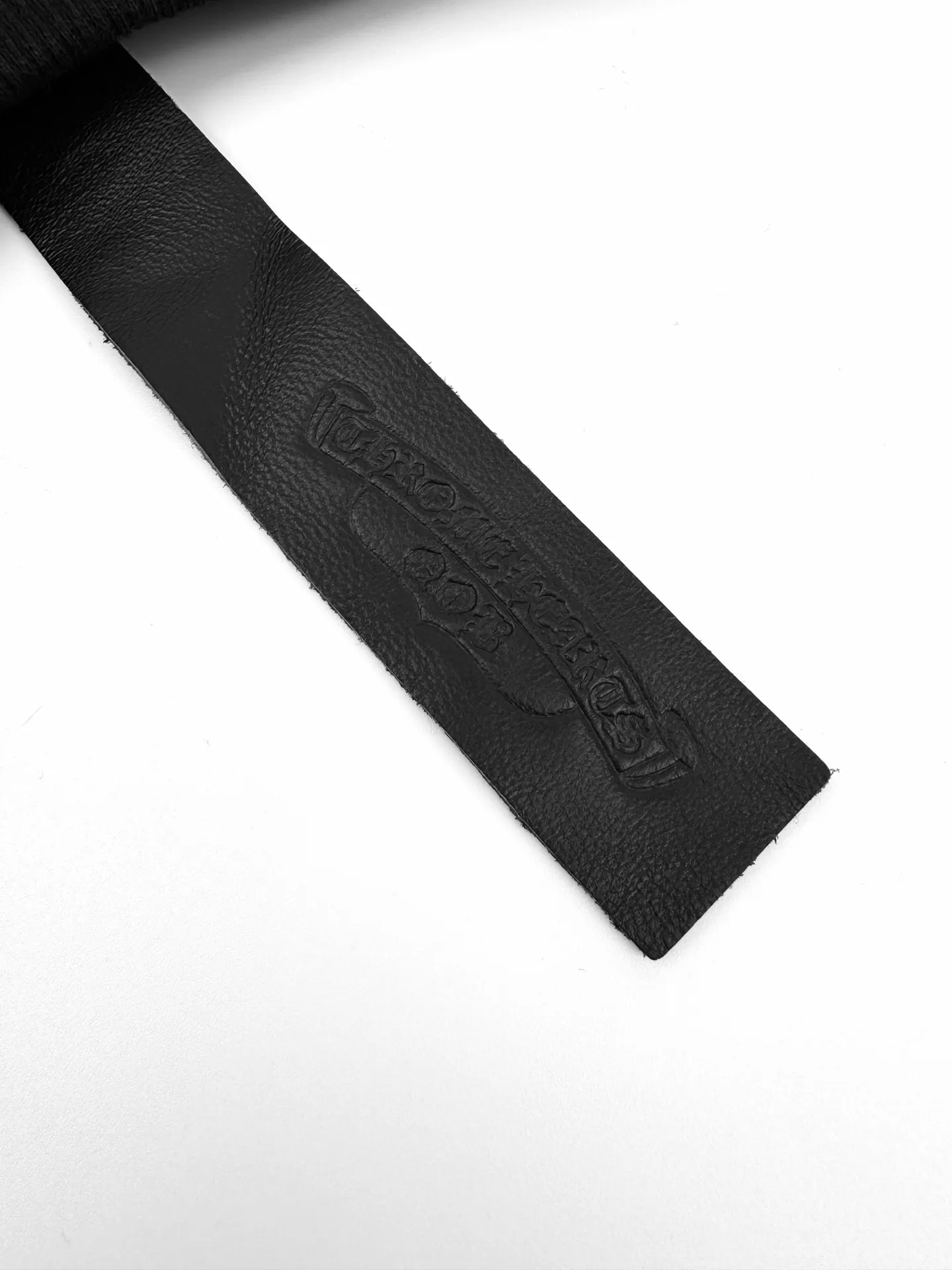 P390 Chrome Hearts Logo Round Neck Sweatshirt Customized heavy fortress intertwined air cotton, full of texture, heavy and solid, with classic black as the curtain, giving a deep sense of luxury. With the Chrome Hearts cross patch embroidery decoration on the chest, it becomes the ultimate interpretation of the dark Gothic style. The CH Gothic font is the finishing touch on the back panel, making the totem the focal point of your spirit. The logo iron plate sways slightly with the swing of the body, adding a sense of movement and vitality. Unobtrusive but with an indescribable aura, interpreting the perfect blend of retro and luxury. Process 1: Using imported machine patch embroidery technology, using advanced computer control systems and precision mechanical components to realize the Chrome Hearts logo patch embroidery operation, showing an embroidery effect with both clarity and three-dimensionality. Process 2: The fabrics have been washed and have a better hand feel. Not easy to deform, not easy to shrink, not easy to fade, and maintain long-term beauty. Accessories: Customized 1:1 CH iron plate Customized 1:1 CH trademark Fit: Loose fit Size: S M L XL Style number: CC917